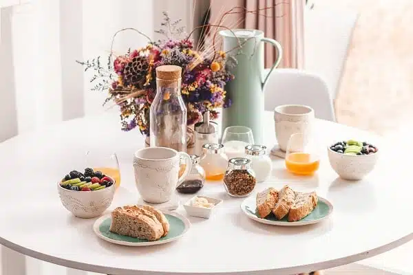 un bon petit-déjeuner pour bien démarrer une journée de bonnes vacances en famille