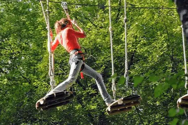 vacances écologiques en famille : l'accrobranches