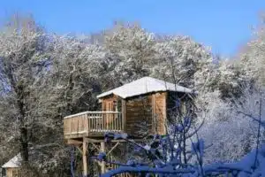 cabane sous la neige pendant les vacances de février